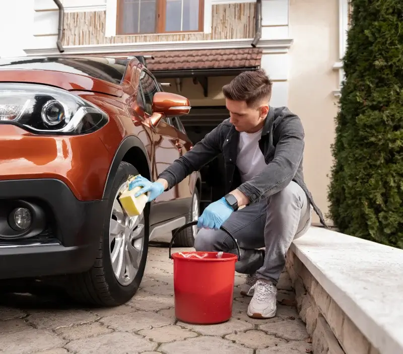 Lavage auto à domicile Sollacaro : professionnel intervenant sur un véhicule
